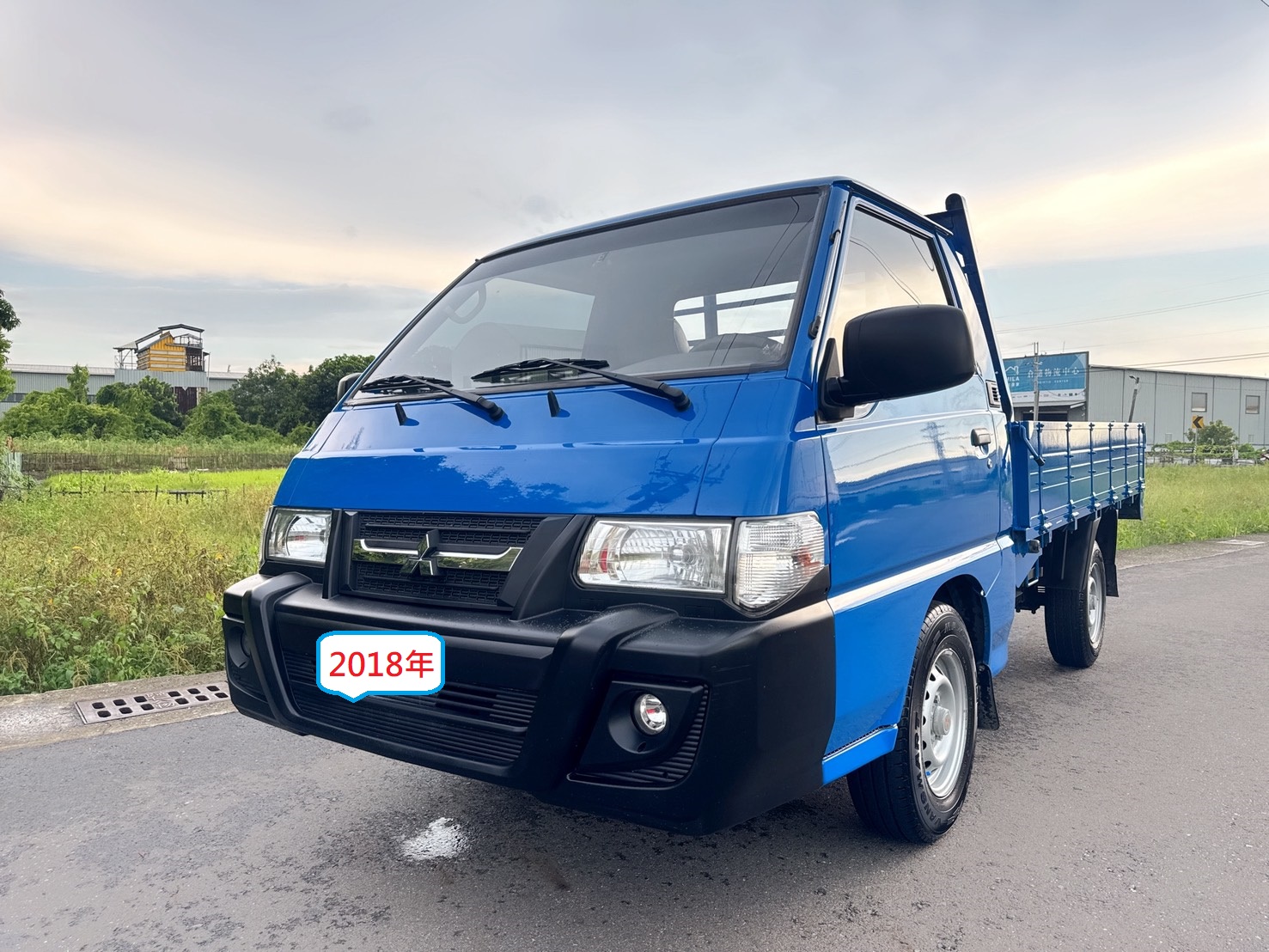 2018年 得利卡貨車 2.4L   市場唯一熱賣兩噸半貨車  框式木床車型~內外車況佳  有力耐操好操控~載貨空間大  初創老闆or企業增購~商用車首選  第1張相片