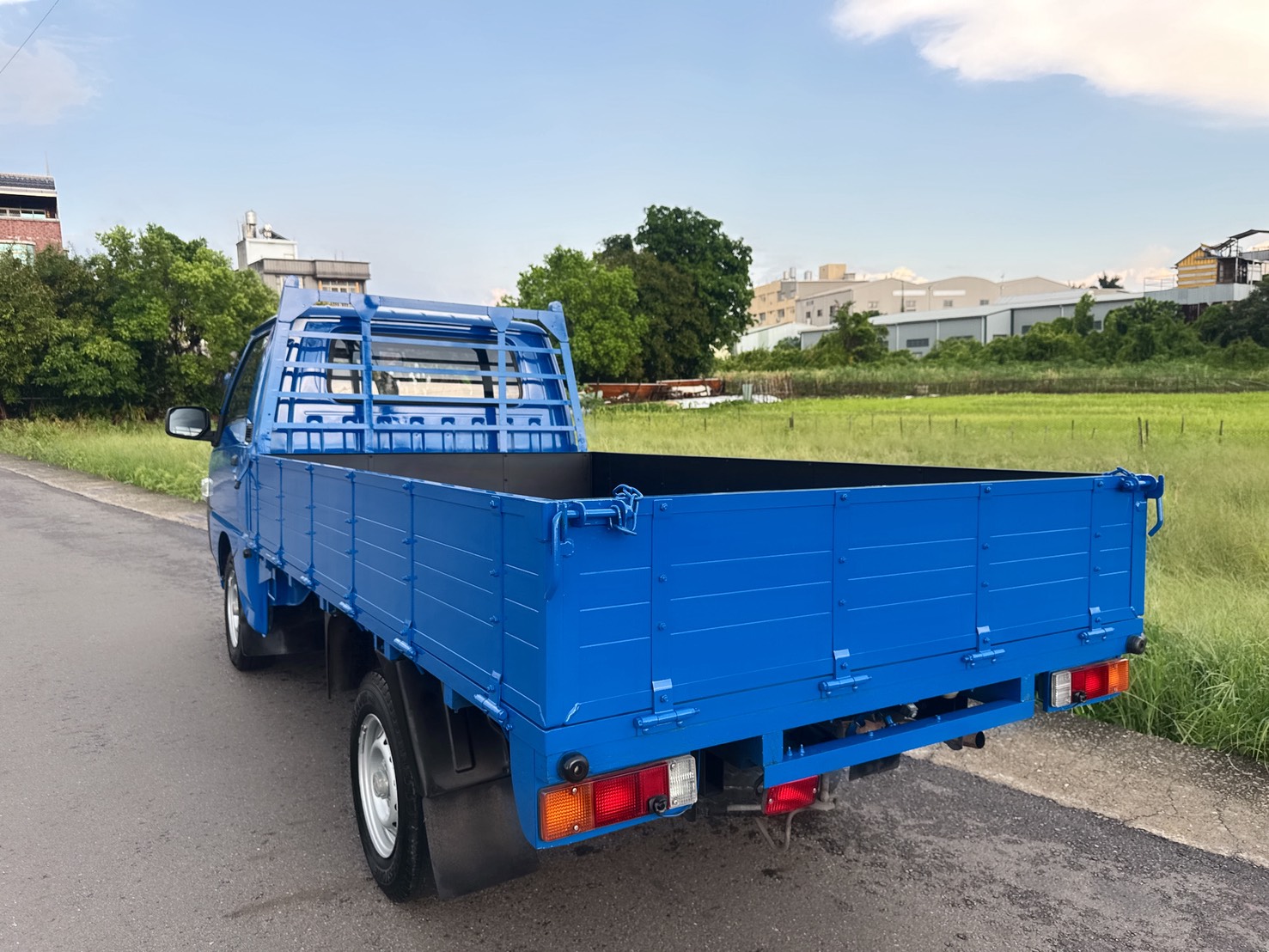 2018年 得利卡貨車 2.4L   市場唯一熱賣兩噸半貨車  框式木床車型~內外車況佳  有力耐操好操控~載貨空間大  初創老闆or企業增購~商用車首選  第3張相片