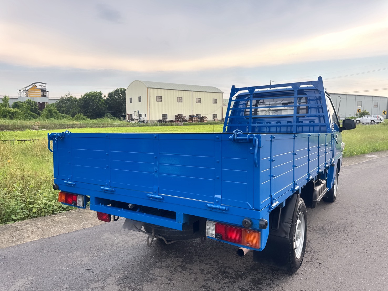 2018年 得利卡貨車 2.4L   市場唯一熱賣兩噸半貨車  框式木床車型~內外車況佳  有力耐操好操控~載貨空間大  初創老闆or企業增購~商用車首選  第4張相片