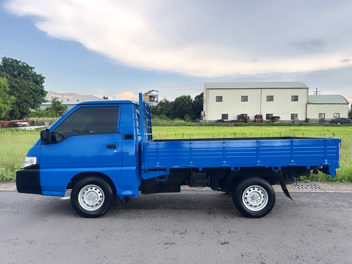 2018年 得利卡貨車 2.4L   市場唯一熱賣兩噸半貨車  框式木床車型~內外車況佳  有力耐操好操控~載貨空間大  初創老闆or企業增購~商用車首選  第5張相片