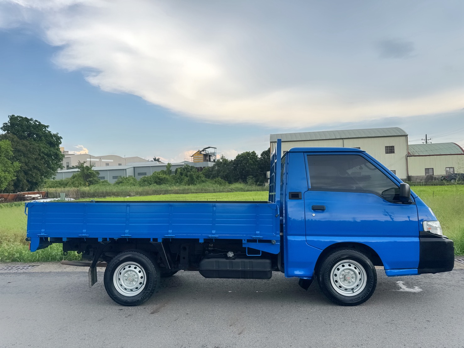 2018年 得利卡貨車 2.4L   市場唯一熱賣兩噸半貨車  框式木床車型~內外車況佳  有力耐操好操控~載貨空間大  初創老闆or企業增購~商用車首選  第6張相片