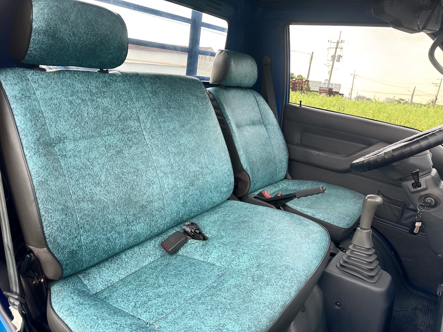 2018年 得利卡貨車 2.4L   市場唯一熱賣兩噸半貨車  框式木床車型~內外車況佳  有力耐操好操控~載貨空間大  初創老闆or企業增購~商用車首選  第14張相片