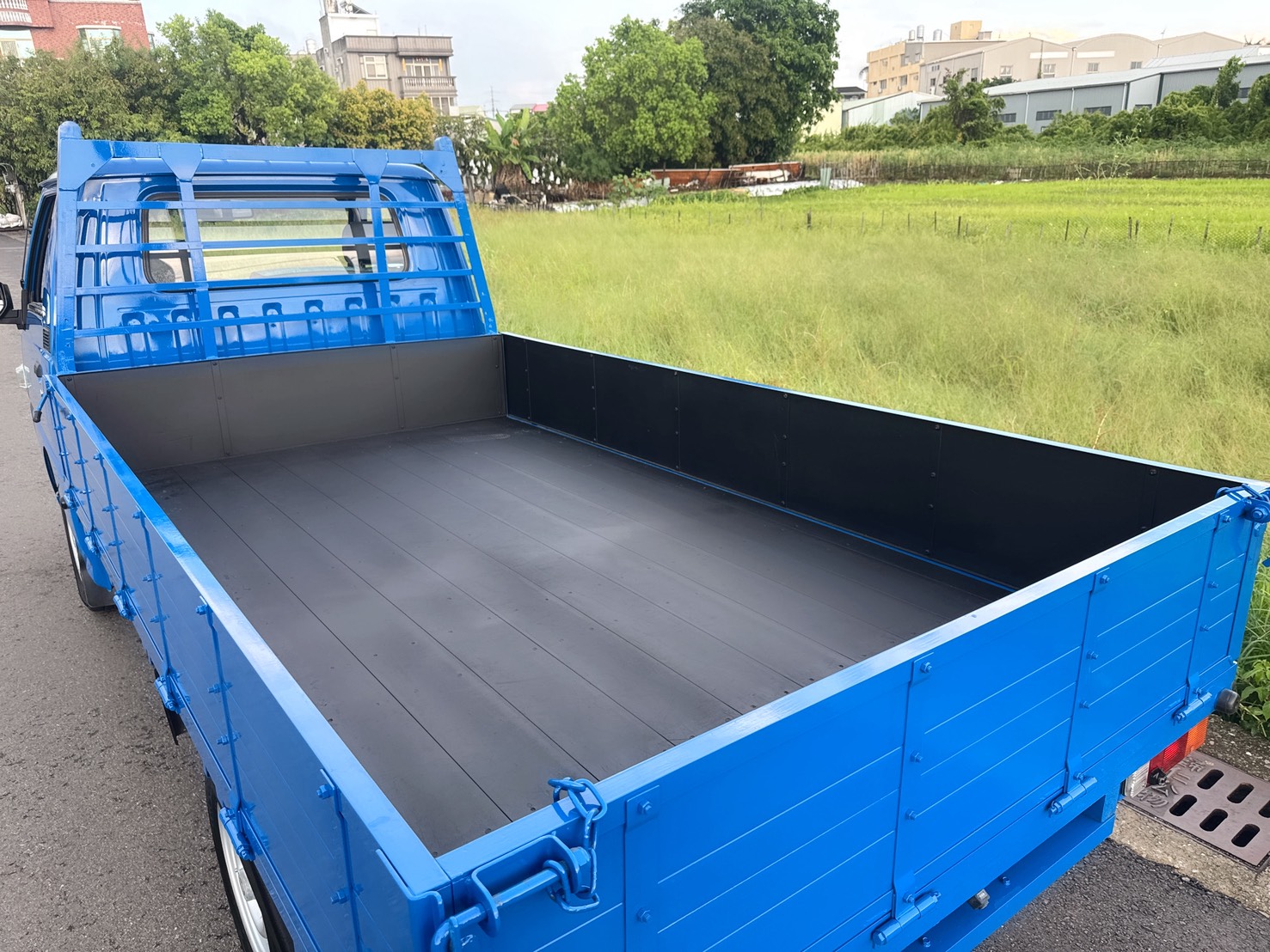 2018年 得利卡貨車 2.4L   市場唯一熱賣兩噸半貨車  框式木床車型~內外車況佳  有力耐操好操控~載貨空間大  初創老闆or企業增購~商用車首選  第15張相片