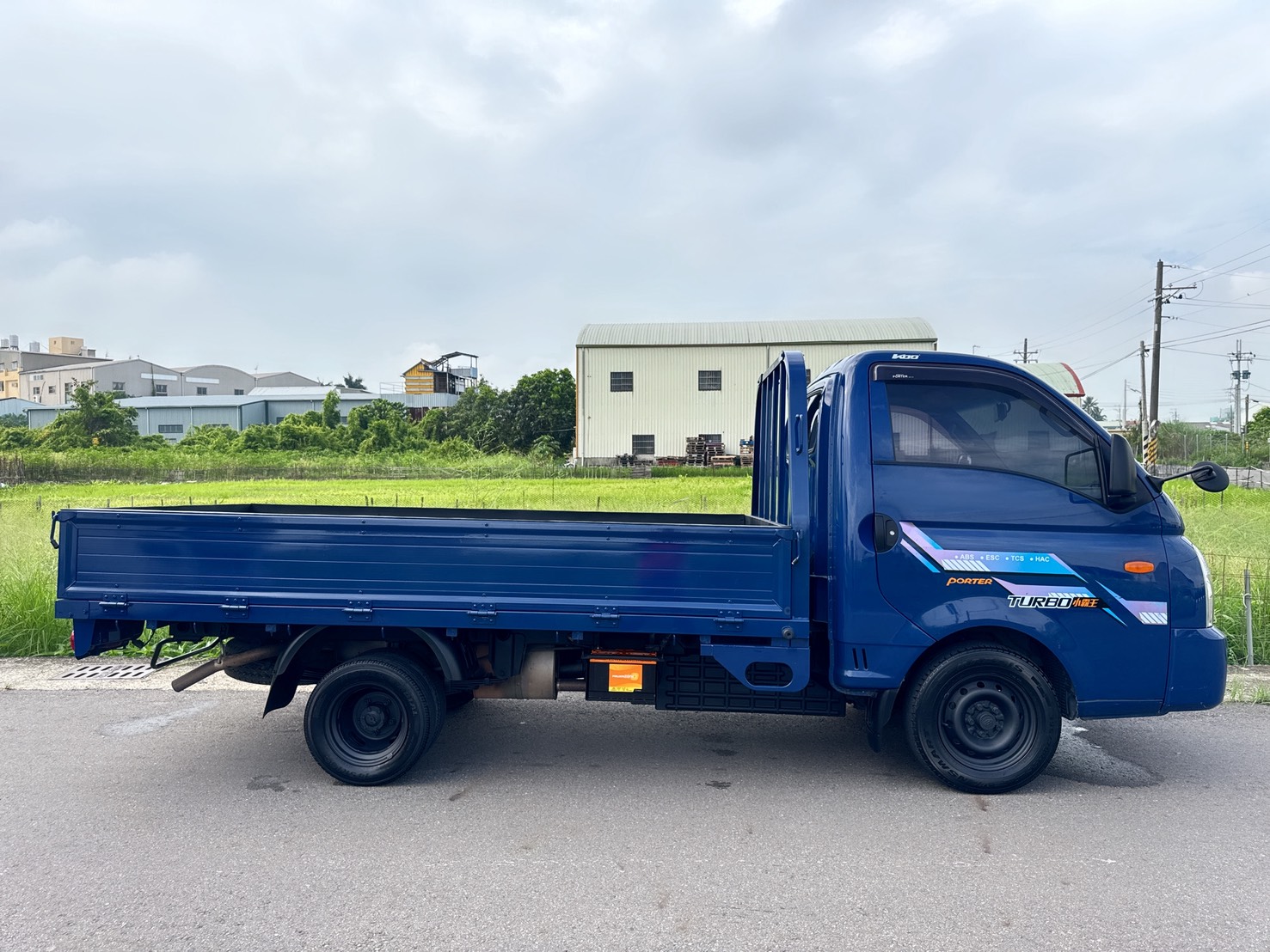 2020年 現代 Porter 小霸王貨車  柴油大扭力~載貨輕鬆省力~  後斗長車床車型+全車車底板  總重3.25噸~商用運輸載貨首選!  第6張相片