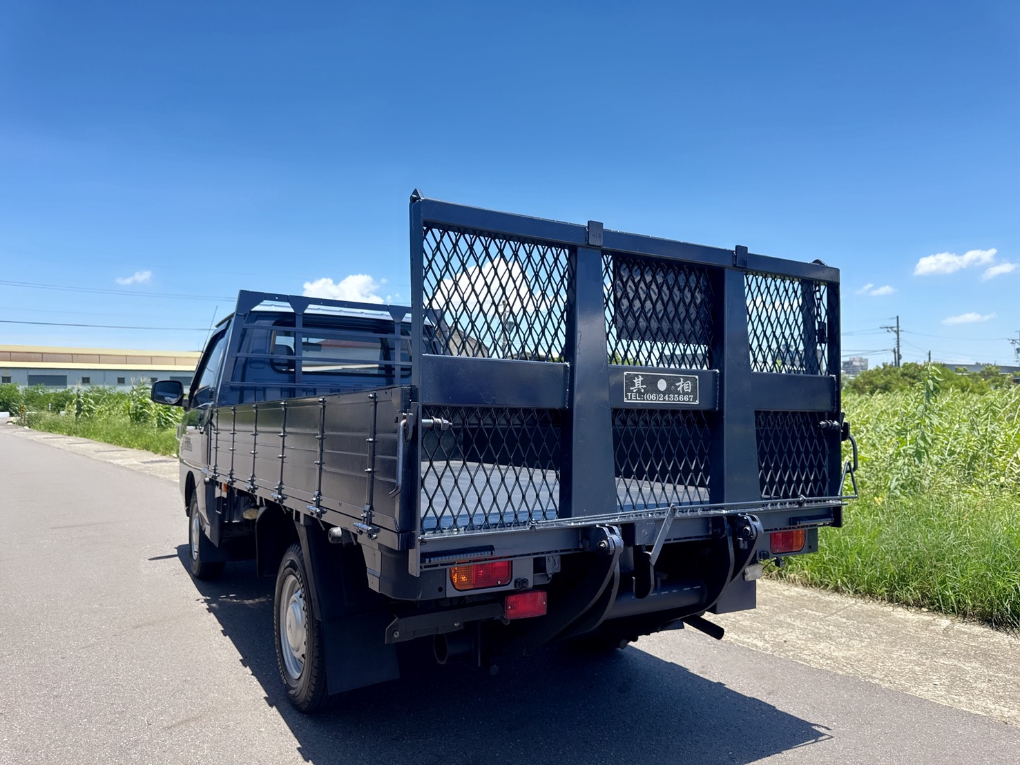 2020年 三菱 2.4L 得利卡貨車   市場唯一兩噸半貨車~載貨空間大  一手車~原廠保養~工作賺錢好幫手  搭載升降尾門~網狀減重省油首選『自排』好上手~老闆/員工輕鬆駕馭  第3張相片