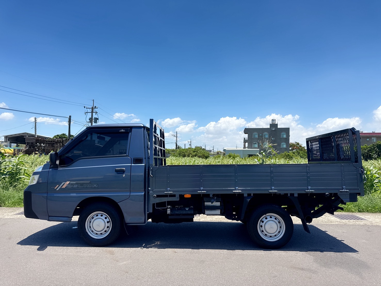 2020年 三菱 2.4L 得利卡貨車   市場唯一兩噸半貨車~載貨空間大  一手車~原廠保養~工作賺錢好幫手  搭載升降尾門~網狀減重省油首選『自排』好上手~老闆/員工輕鬆駕馭  第5張相片