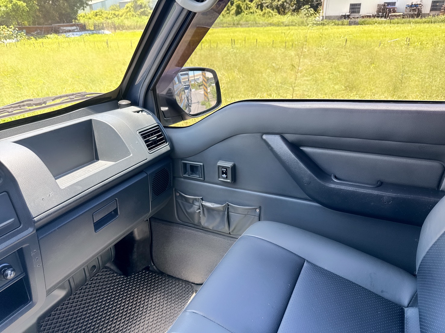 2020年 三菱 2.4L 得利卡貨車   市場唯一兩噸半貨車~載貨空間大  一手車~原廠保養~工作賺錢好幫手  搭載升降尾門~網狀減重省油首選『自排』好上手~老闆/員工輕鬆駕馭  第8張相片