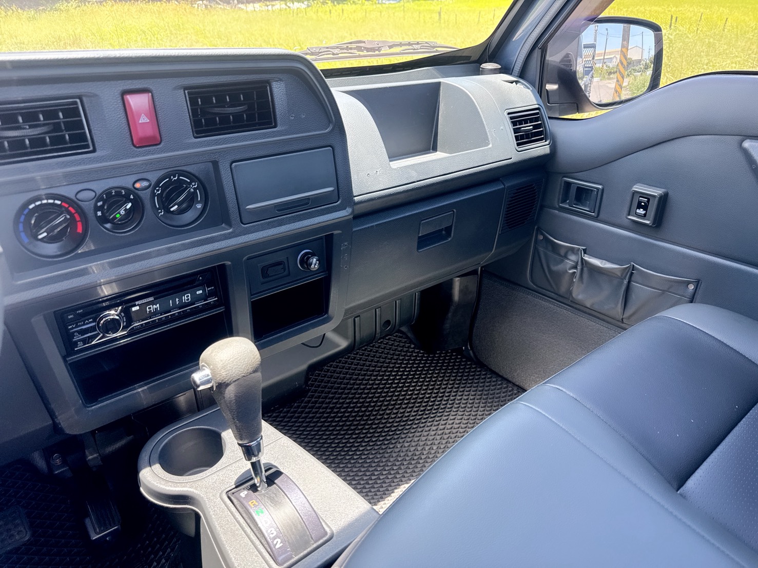 2020年 三菱 2.4L 得利卡貨車   市場唯一兩噸半貨車~載貨空間大  一手車~原廠保養~工作賺錢好幫手  搭載升降尾門~網狀減重省油首選『自排』好上手~老闆/員工輕鬆駕馭  第9張相片
