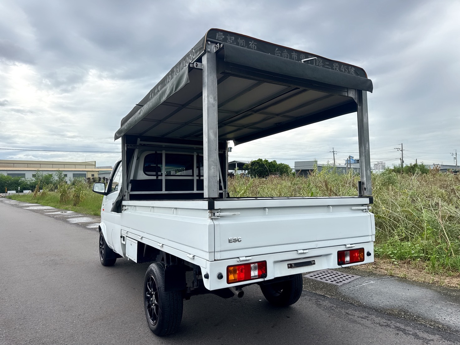 2021年 東風穩發 長鐵床貨車  超低里程~年均里程5750公里 搭載免踩離合器系統+三面掀帆布 大單廂+座艙大空間~經濟實用商用車  第3張相片