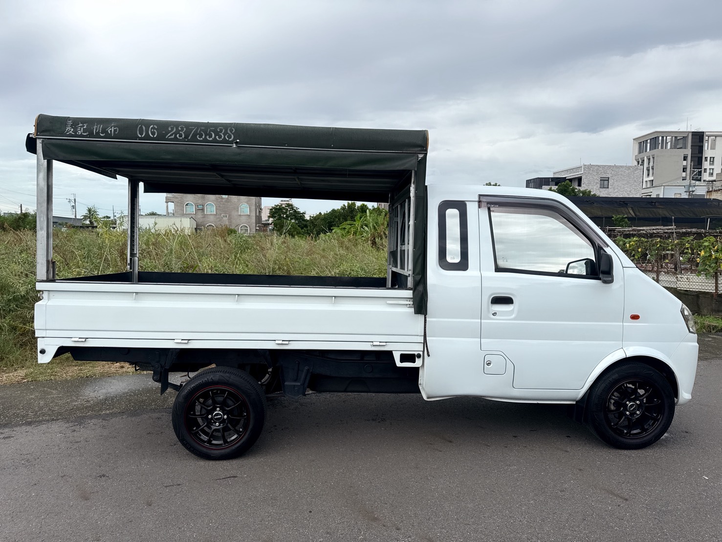 2021年 東風穩發 長鐵床貨車  超低里程~年均里程5750公里 搭載免踩離合器系統+三面掀帆布 大單廂+座艙大空間~經濟實用商用車  第6張相片