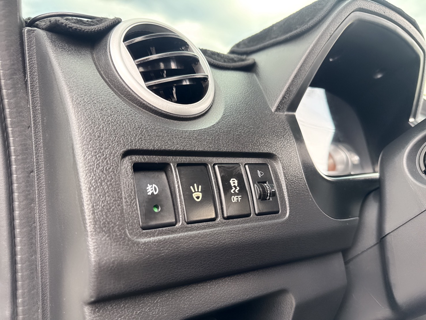 2021年 東風穩發 長鐵床貨車  超低里程~年均里程5750公里 搭載免踩離合器系統+三面掀帆布 大單廂+座艙大空間~經濟實用商用車  第7張相片