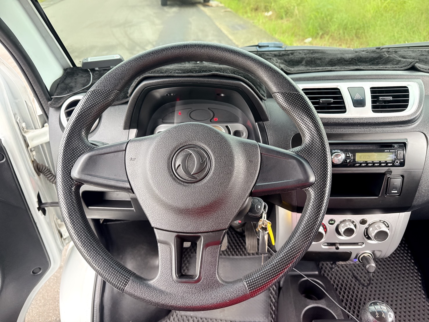 2021年 東風穩發 長鐵床貨車  超低里程~年均里程5750公里 搭載免踩離合器系統+三面掀帆布 大單廂+座艙大空間~經濟實用商用車  第9張相片