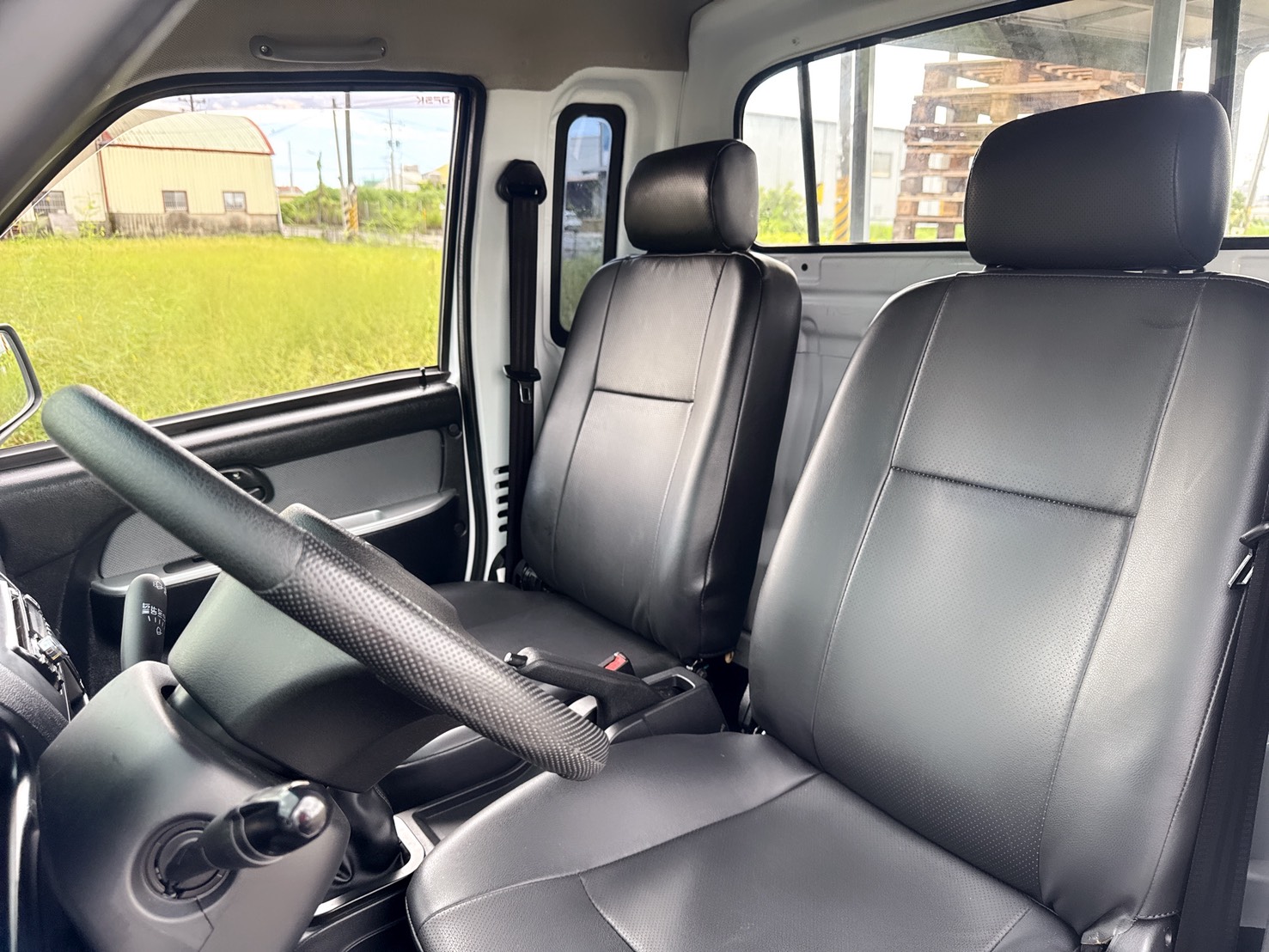 2021年 東風穩發 長鐵床貨車  超低里程~年均里程5750公里 搭載免踩離合器系統+三面掀帆布 大單廂+座艙大空間~經濟實用商用車  第14張相片