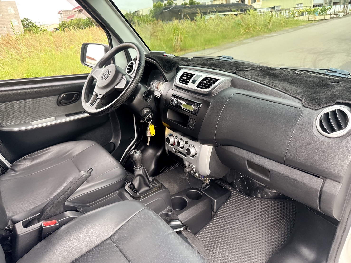 2021年 東風穩發 長鐵床貨車  超低里程~年均里程5750公里 搭載免踩離合器系統+三面掀帆布 大單廂+座艙大空間~經濟實用商用車  第15張相片