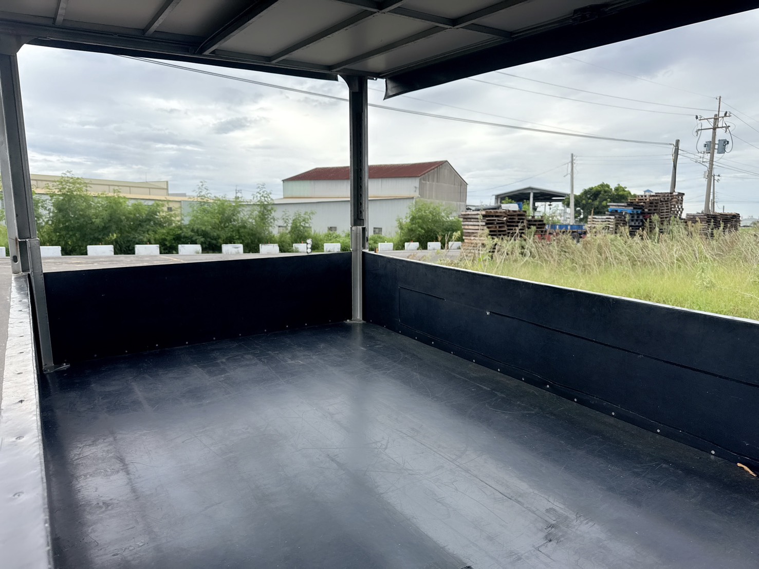 2021年 東風穩發 長鐵床貨車  超低里程~年均里程5750公里 搭載免踩離合器系統+三面掀帆布 大單廂+座艙大空間~經濟實用商用車  第18張相片