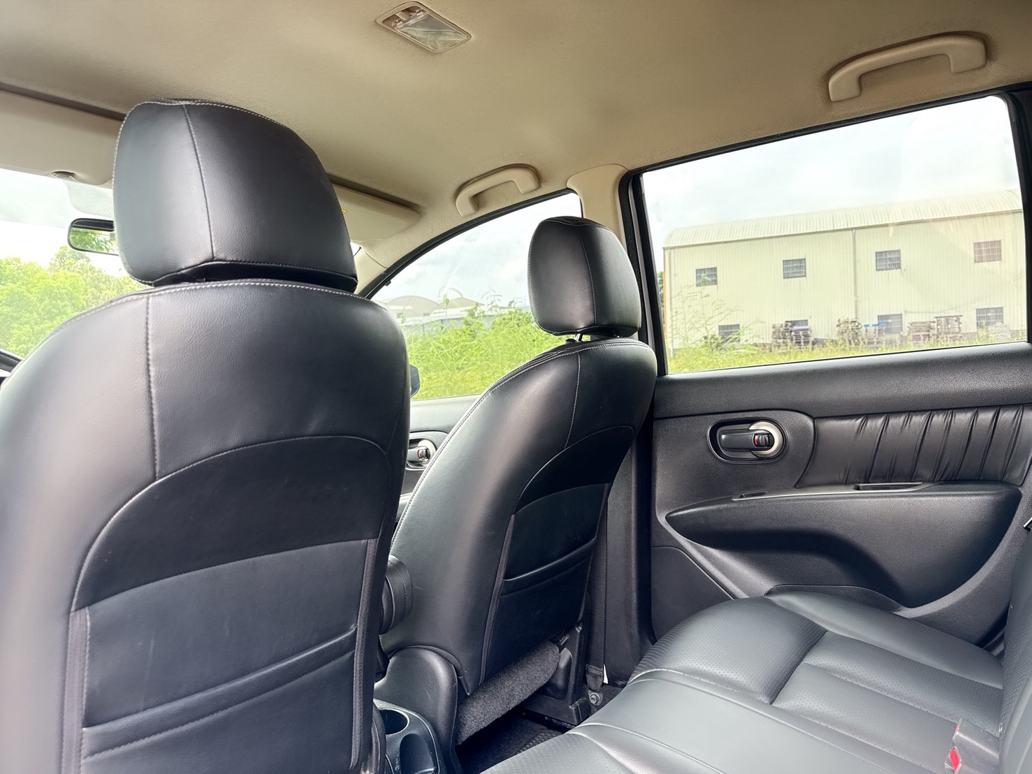 2020年 日產 LIVINA 1.6 行家皮椅版『魔術大空間❖都市小休旅』最佳轎式休旅車.載人載貨都便利  代步+旅遊~五門掀背小車的第一首選!  第13張相片