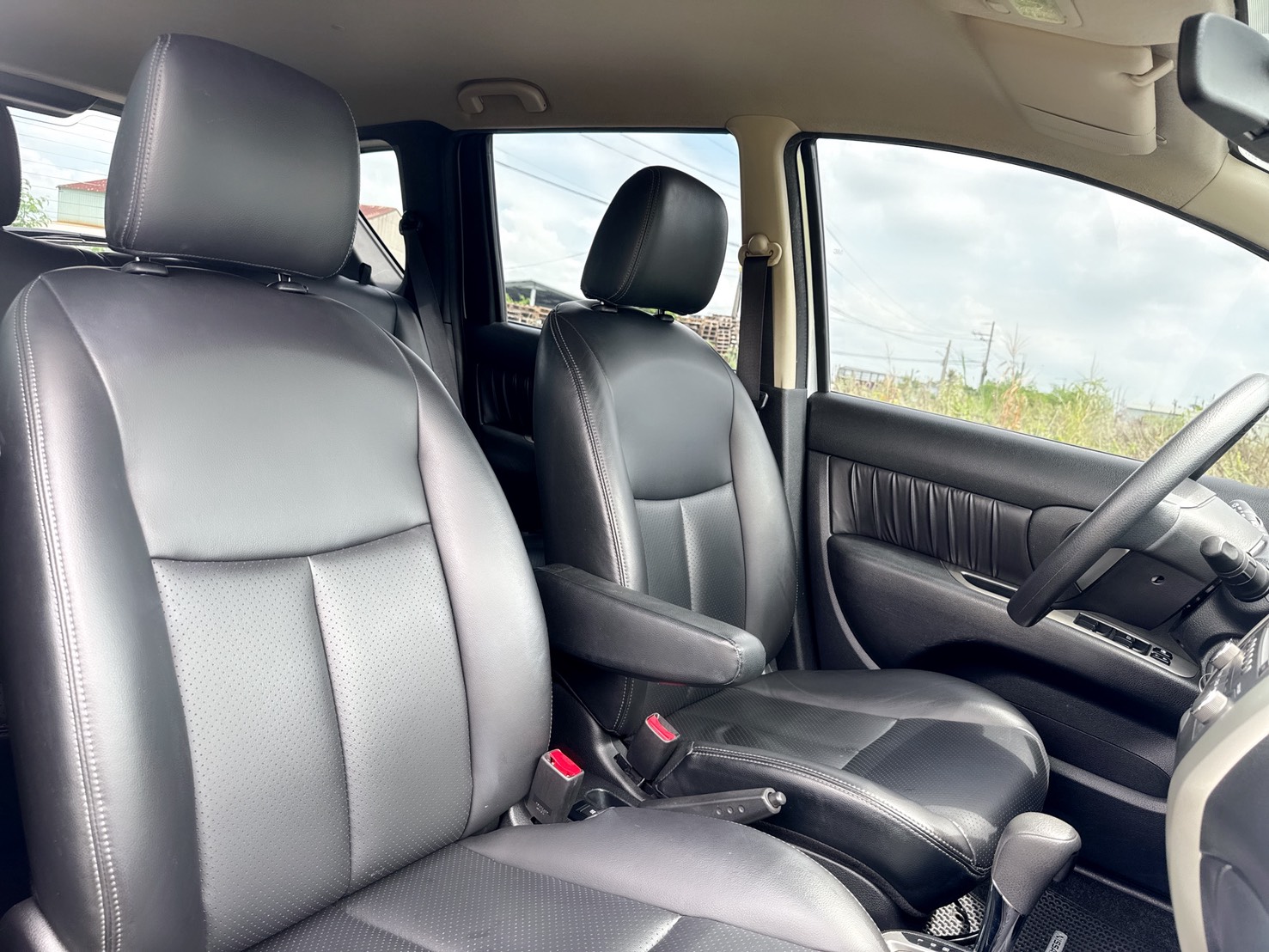 2020年 日產 LIVINA 1.6 行家皮椅版『魔術大空間❖都市小休旅』最佳轎式休旅車.載人載貨都便利  代步+旅遊~五門掀背小車的第一首選!  第16張相片