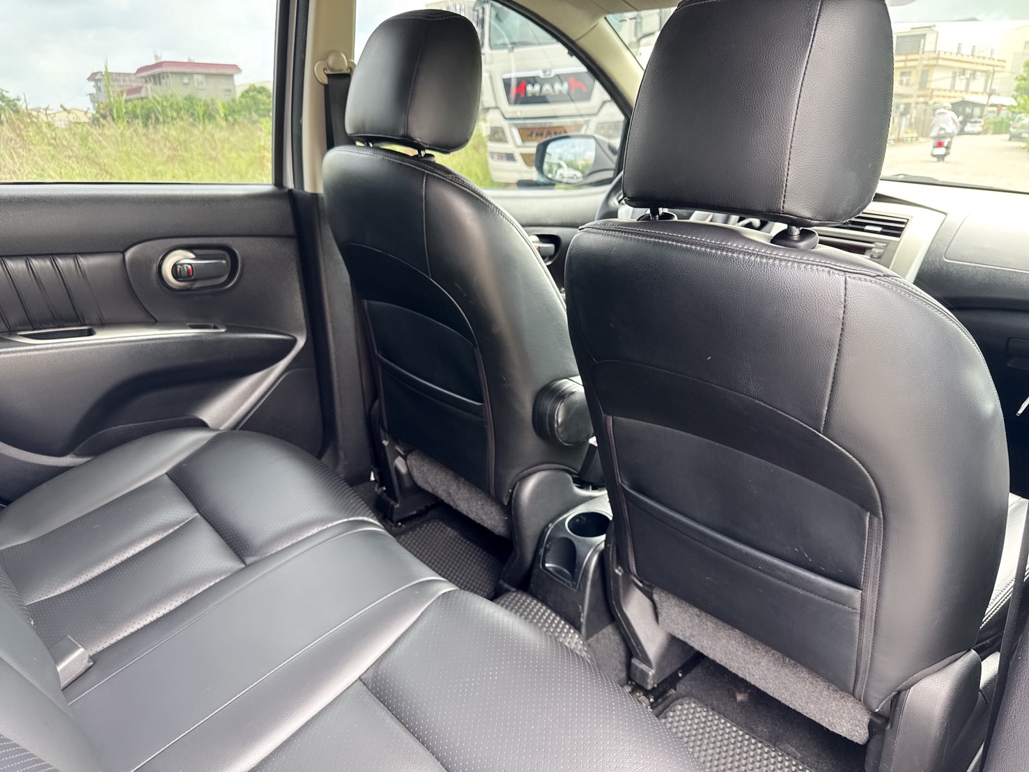 2020年 日產 LIVINA 1.6 行家皮椅版『魔術大空間❖都市小休旅』最佳轎式休旅車.載人載貨都便利  代步+旅遊~五門掀背小車的第一首選!  第17張相片