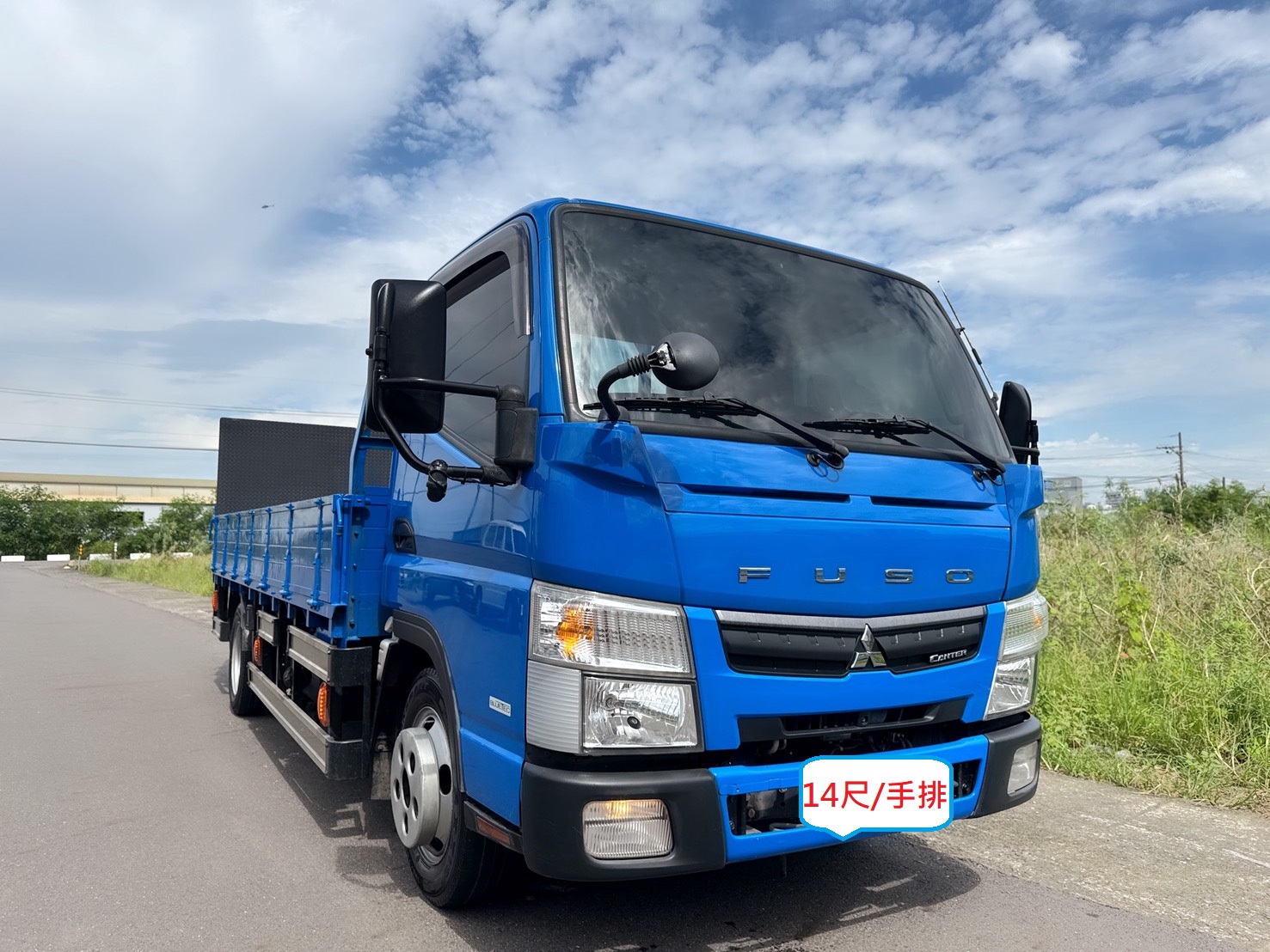 2022年 FUSO 堅達 14尺 貨車  載重正5噸+框式木床車型 超低里程+4尺尖形升降尾門 四錄環景鏡頭~全車包覆花板 工作賺錢好幫手 商用運輸首選  第2張相片