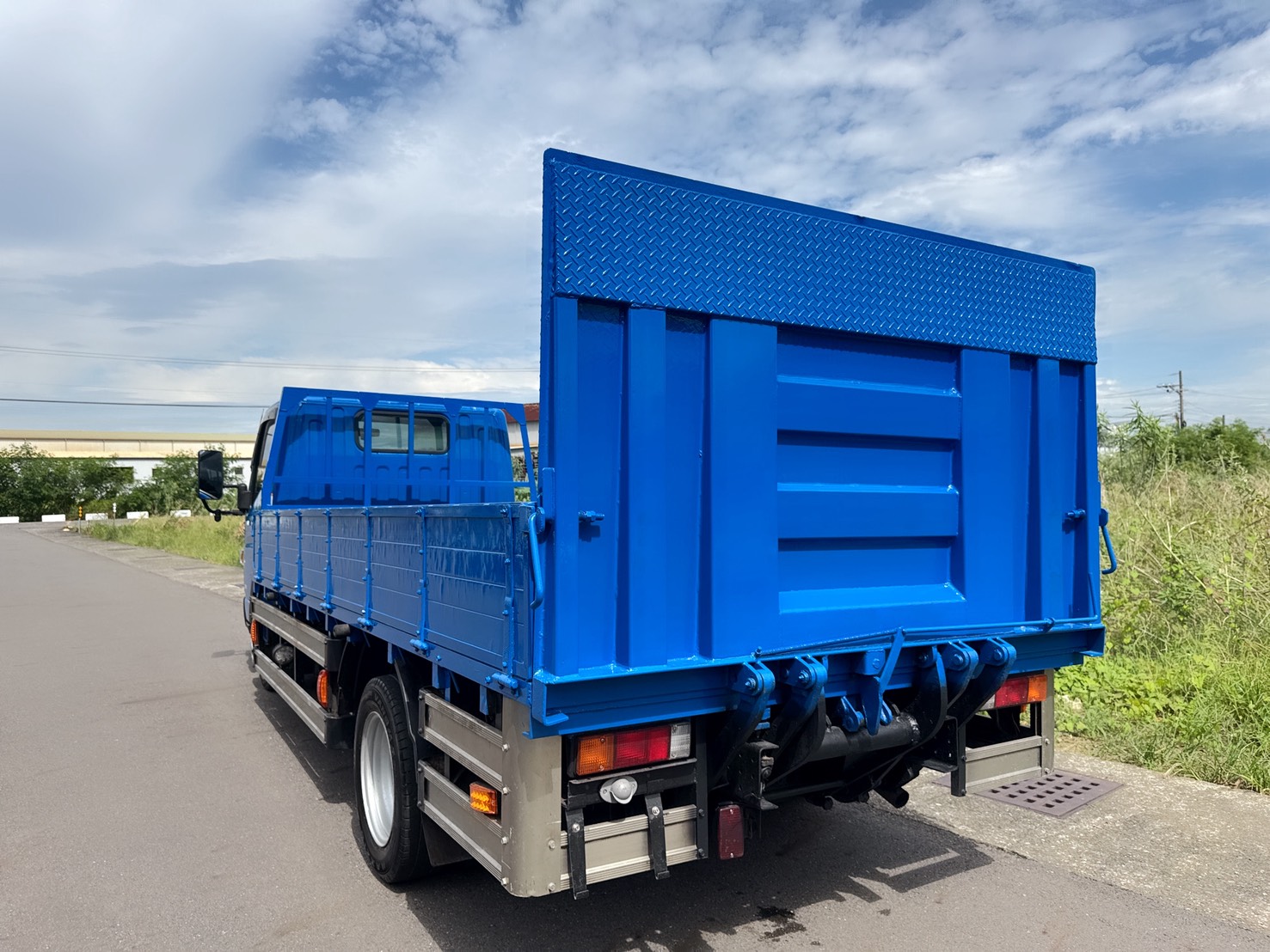 2022年 FUSO 堅達 14尺 貨車  載重正5噸+框式木床車型 超低里程+4尺尖形升降尾門 四錄環景鏡頭~全車包覆花板 工作賺錢好幫手 商用運輸首選  第3張相片