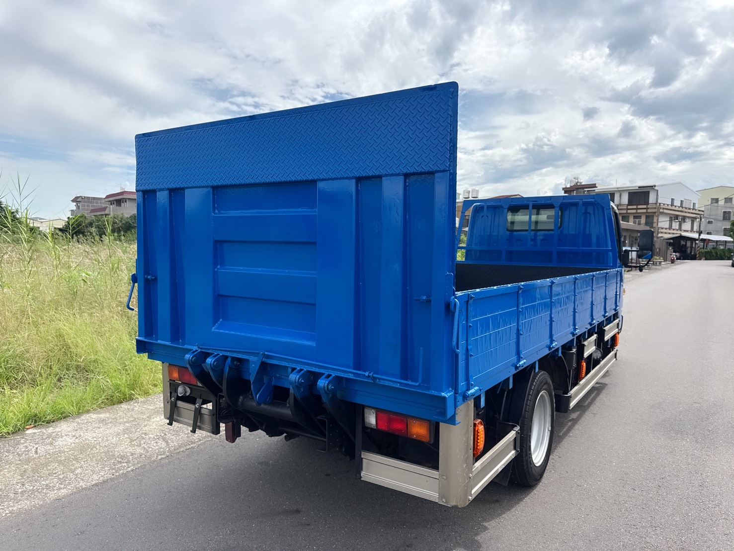 2022年 FUSO 堅達 14尺 貨車  載重正5噸+框式木床車型 超低里程+4尺尖形升降尾門 四錄環景鏡頭~全車包覆花板 工作賺錢好幫手 商用運輸首選  第4張相片