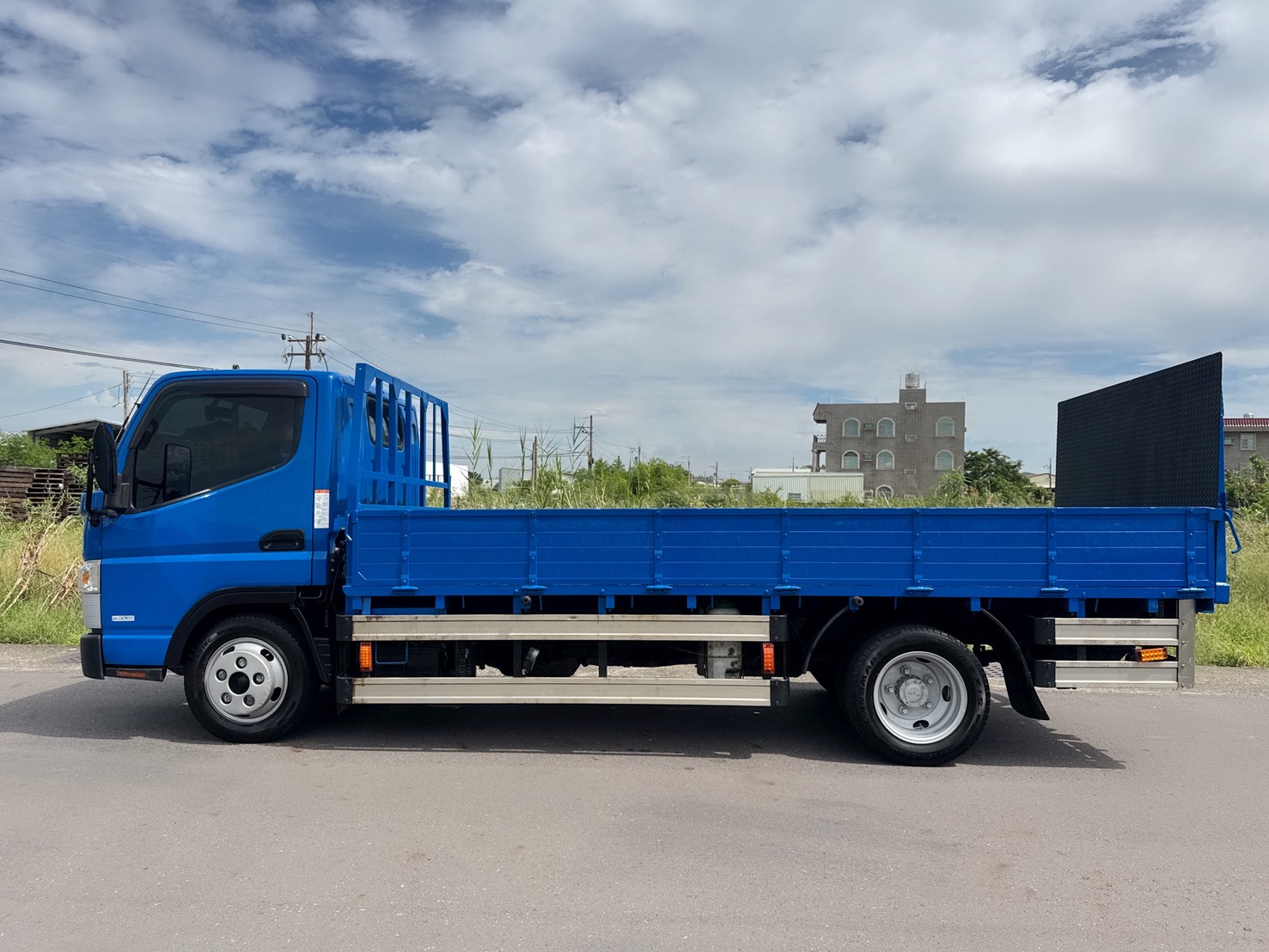 2022年 FUSO 堅達 14尺 貨車  載重正5噸+框式木床車型 超低里程+4尺尖形升降尾門 四錄環景鏡頭~全車包覆花板 工作賺錢好幫手 商用運輸首選  第5張相片