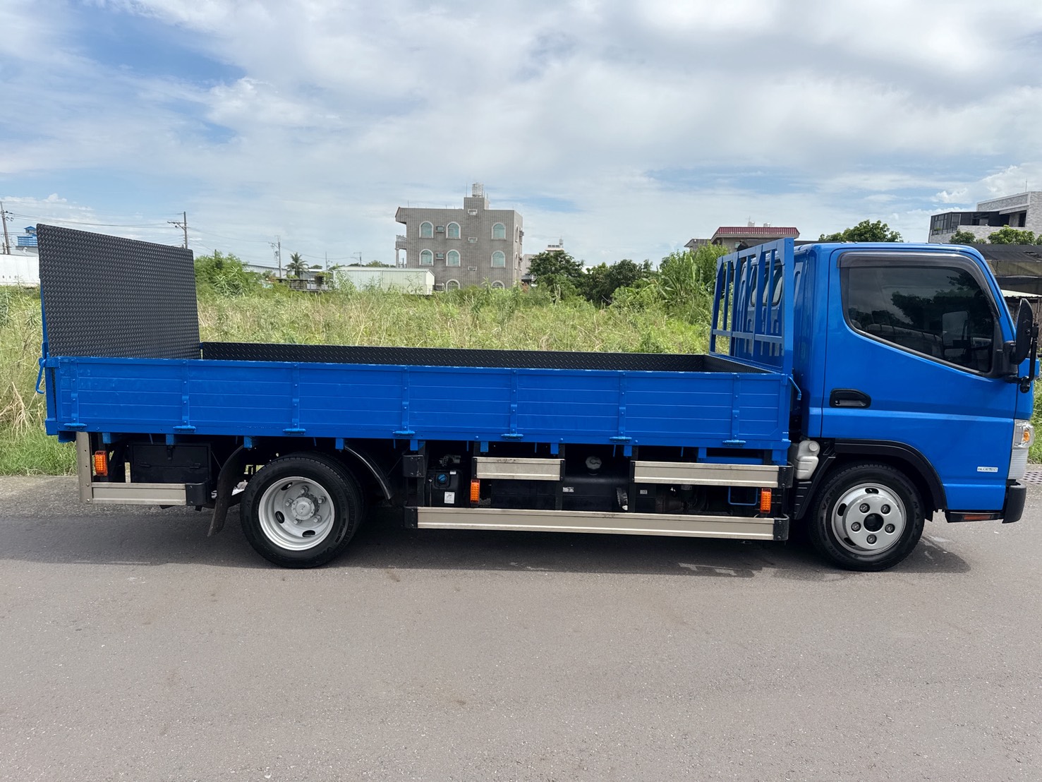 2022年 FUSO 堅達 14尺 貨車  載重正5噸+框式木床車型 超低里程+4尺尖形升降尾門 四錄環景鏡頭~全車包覆花板 工作賺錢好幫手 商用運輸首選  第6張相片