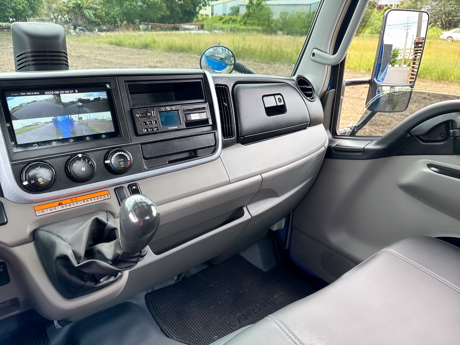 2022年 FUSO 堅達 14尺 貨車  載重正5噸+框式木床車型 超低里程+4尺尖形升降尾門 四錄環景鏡頭~全車包覆花板 工作賺錢好幫手 商用運輸首選  第9張相片