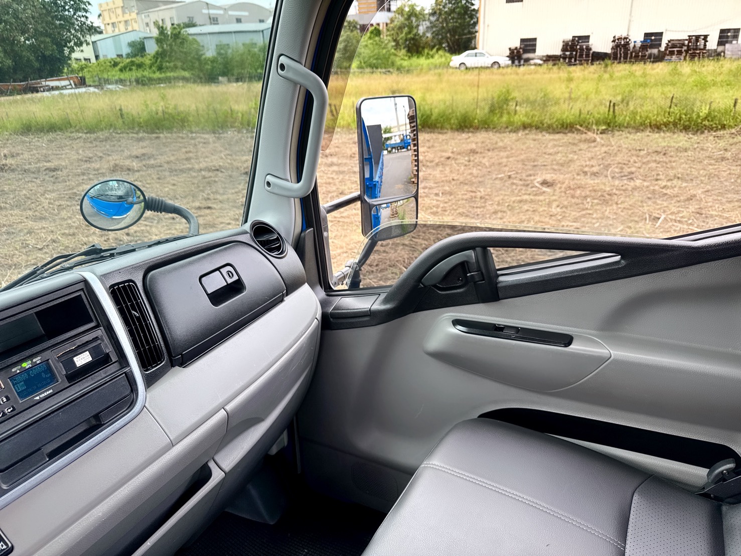 2022年 FUSO 堅達 14尺 貨車  載重正5噸+框式木床車型 超低里程+4尺尖形升降尾門 四錄環景鏡頭~全車包覆花板 工作賺錢好幫手 商用運輸首選  第10張相片