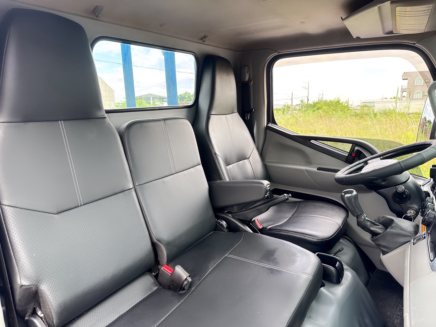 2022年 FUSO 堅達 14尺 貨車  載重正5噸+框式木床車型 超低里程+4尺尖形升降尾門 四錄環景鏡頭~全車包覆花板 工作賺錢好幫手 商用運輸首選  第15張相片