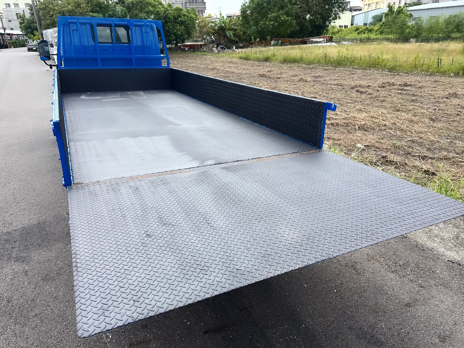 2022年 FUSO 堅達 14尺 貨車  載重正5噸+框式木床車型 超低里程+4尺尖形升降尾門 四錄環景鏡頭~全車包覆花板 工作賺錢好幫手 商用運輸首選  第16張相片