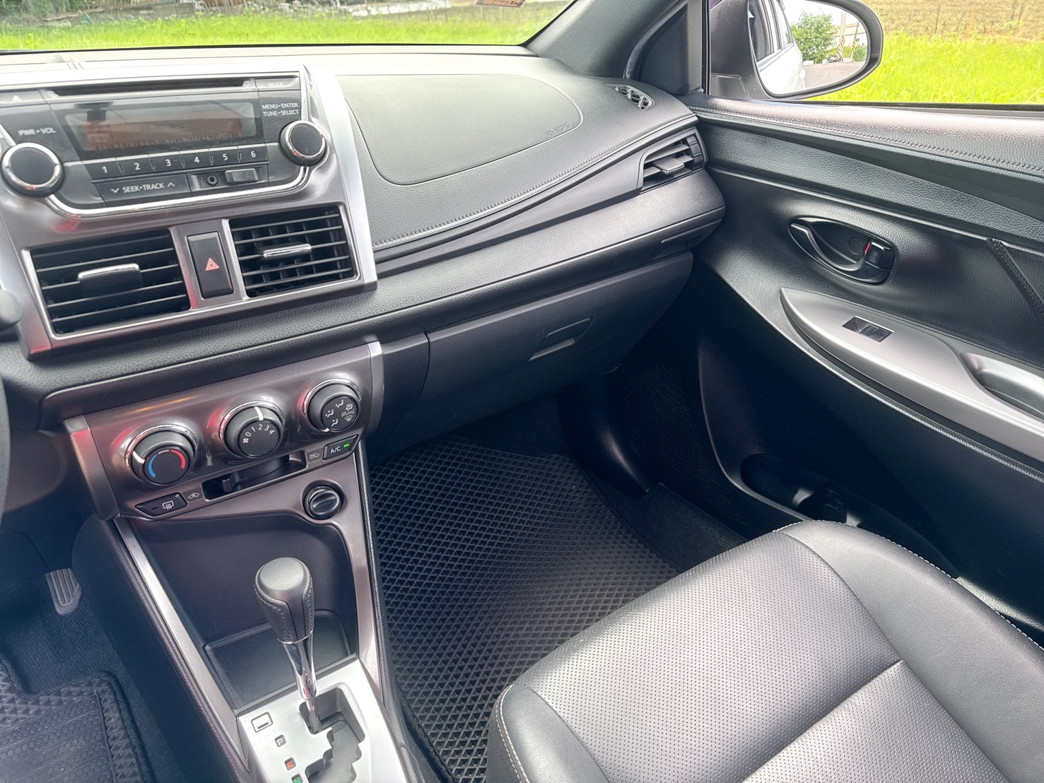 2017年 Toyota Yaris 1.5 經典型  熱門掀背車款~都市停車便利 超低里程~年均里程6300公里 里程保證~省油+省稅~妥善率高 最佳代步通勤都會小車第一首選  第7張相片