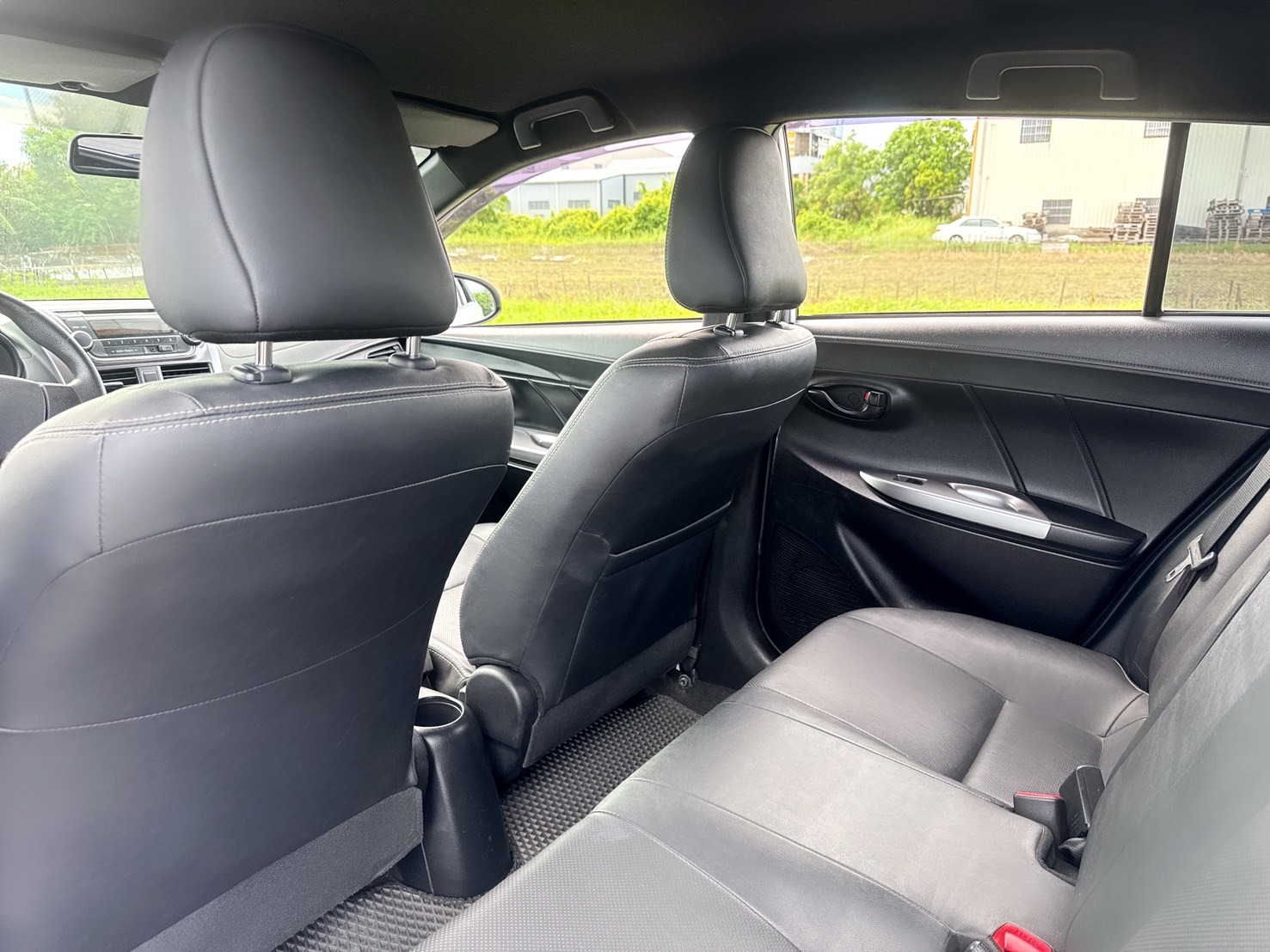 2017年 Toyota Yaris 1.5 經典型  熱門掀背車款~都市停車便利 超低里程~年均里程6300公里 里程保證~省油+省稅~妥善率高 最佳代步通勤都會小車第一首選  第12張相片