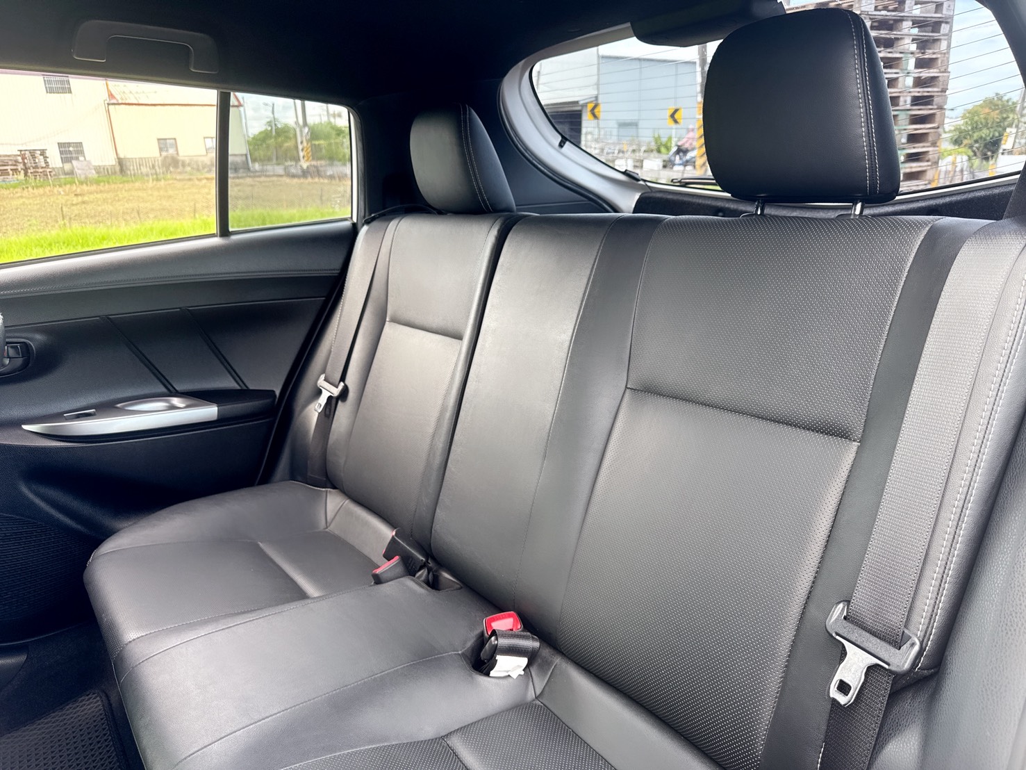 2017年 Toyota Yaris 1.5 經典型  熱門掀背車款~都市停車便利 超低里程~年均里程6300公里 里程保證~省油+省稅~妥善率高 最佳代步通勤都會小車第一首選  第13張相片