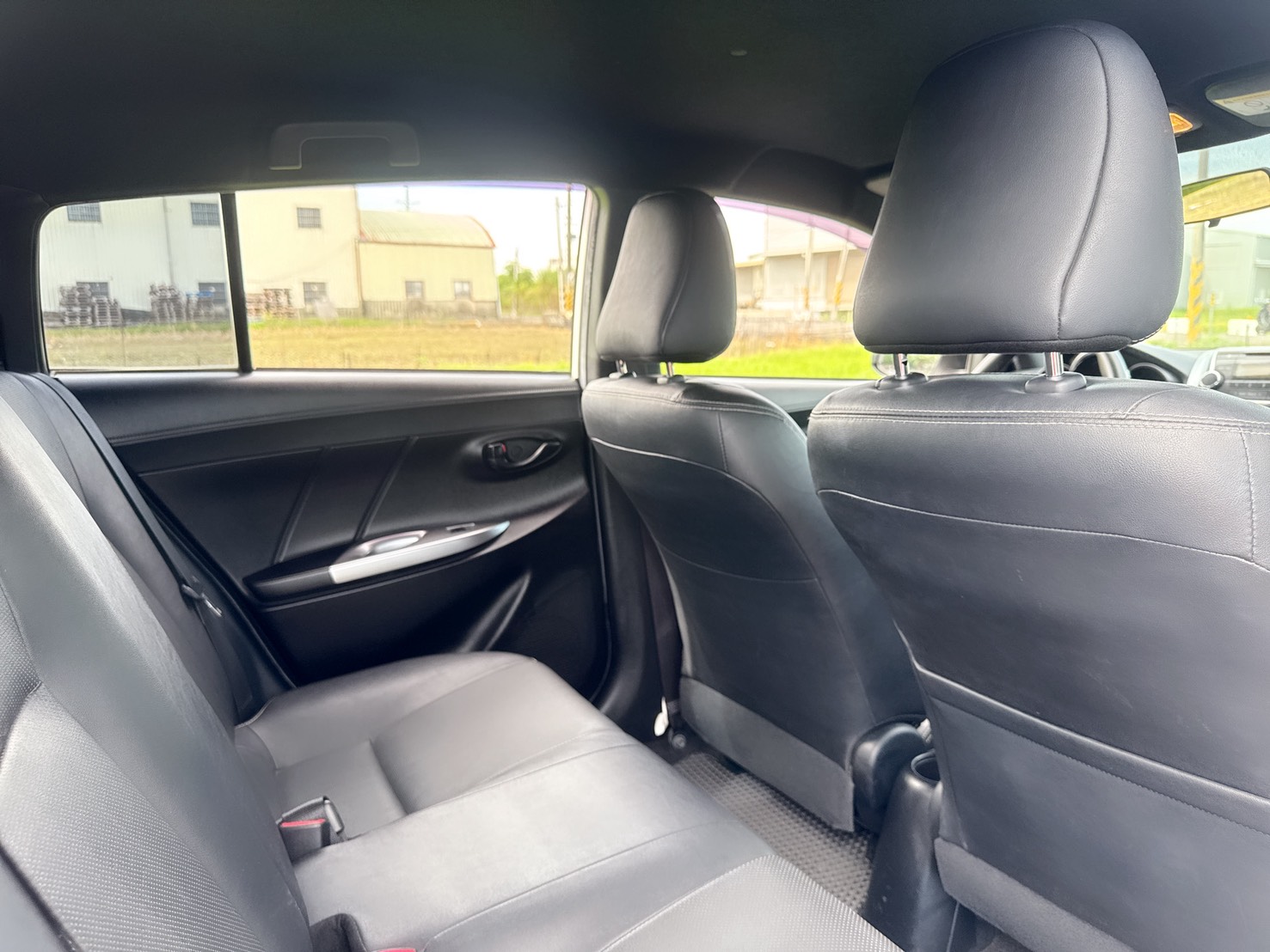 2017年 Toyota Yaris 1.5 經典型  熱門掀背車款~都市停車便利 超低里程~年均里程6300公里 里程保證~省油+省稅~妥善率高 最佳代步通勤都會小車第一首選  第16張相片