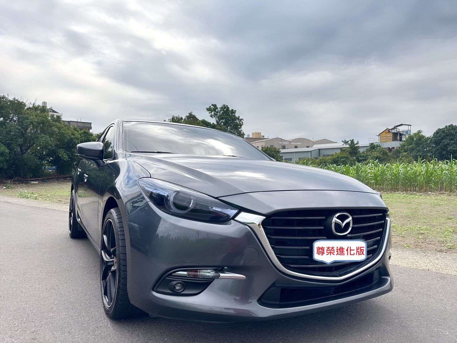 2017年 馬自達 MAZDA 3 5D  尊榮安全版~運動型黑化外觀  環艙式氣氛燈+閥門控制系統  安全+科技+動感+性能一應俱全  車身流線外型+熱血帥氣車款首選  第2張相片