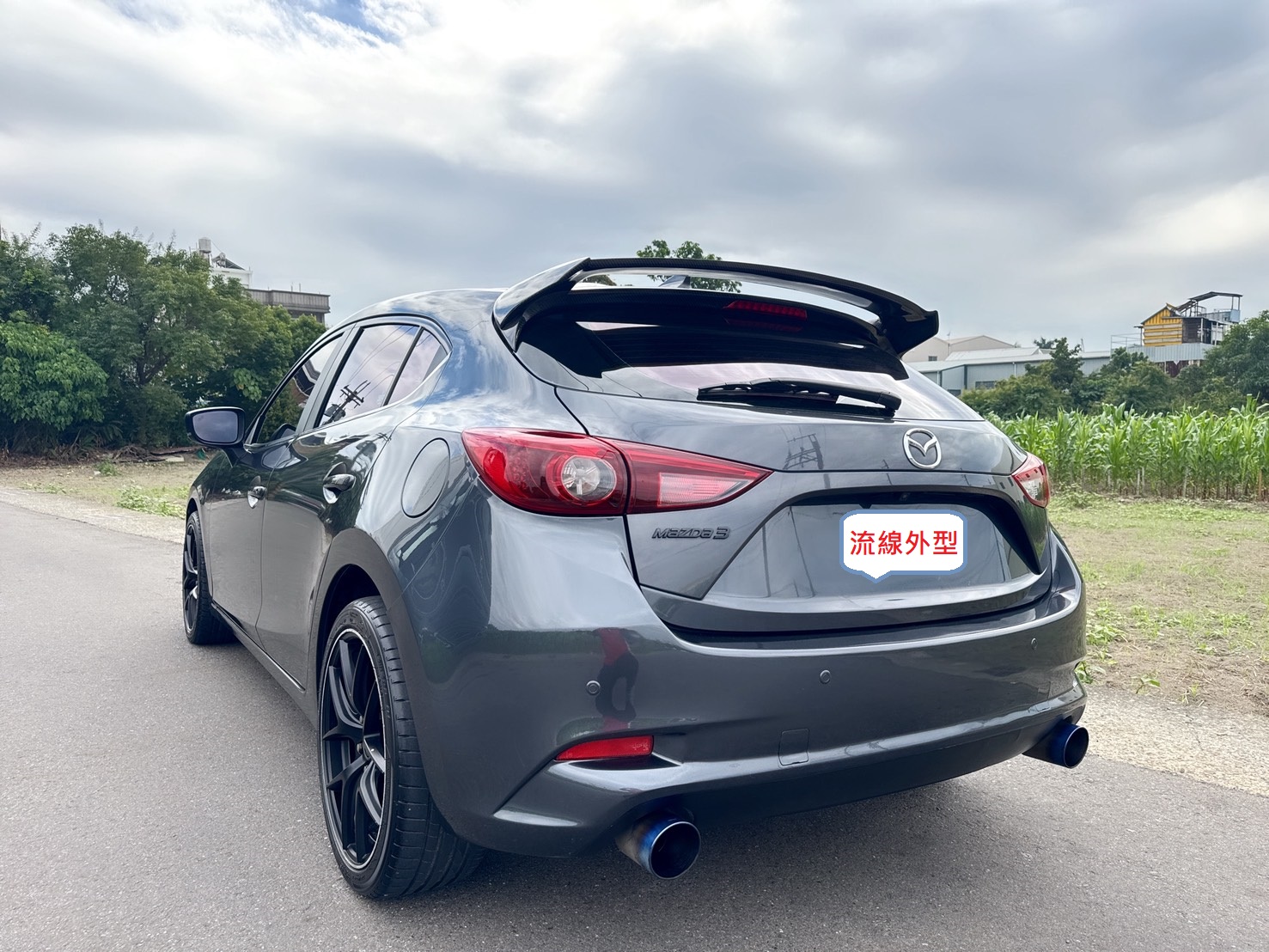 2017年 馬自達 MAZDA 3 5D  尊榮安全版~運動型黑化外觀  環艙式氣氛燈+閥門控制系統  安全+科技+動感+性能一應俱全  車身流線外型+熱血帥氣車款首選  第3張相片