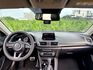2017年 馬自達 MAZDA 3 5D  尊榮安全版~運動型黑化外觀  環艙式氣氛燈+閥門控制系統  安全+科技+動感+性能一應俱全  車身流線外型+熱血帥氣車款首選  第5張縮圖