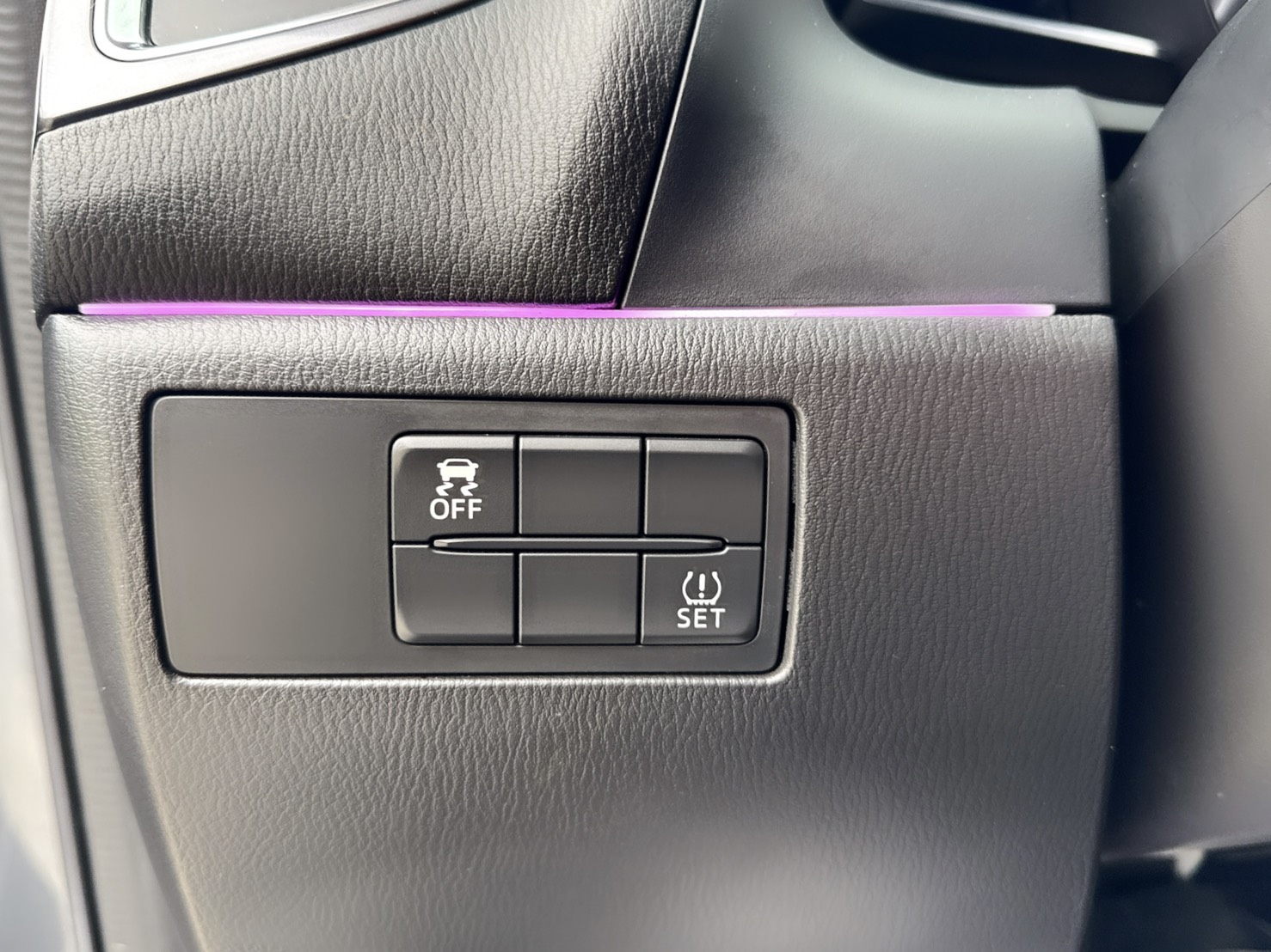 2017年 馬自達 MAZDA 3 5D  尊榮安全版~運動型黑化外觀  環艙式氣氛燈+閥門控制系統  安全+科技+動感+性能一應俱全  車身流線外型+熱血帥氣車款首選  第6張相片