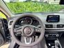 2017年 馬自達 MAZDA 3 5D  尊榮安全版~運動型黑化外觀  環艙式氣氛燈+閥門控制系統  安全+科技+動感+性能一應俱全  車身流線外型+熱血帥氣車款首選  第8張縮圖