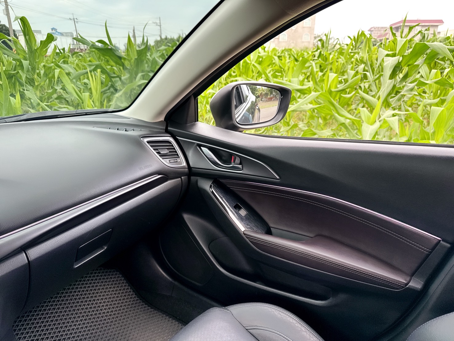 2017年 馬自達 MAZDA 3 5D  尊榮安全版~運動型黑化外觀  環艙式氣氛燈+閥門控制系統  安全+科技+動感+性能一應俱全  車身流線外型+熱血帥氣車款首選  第10張相片