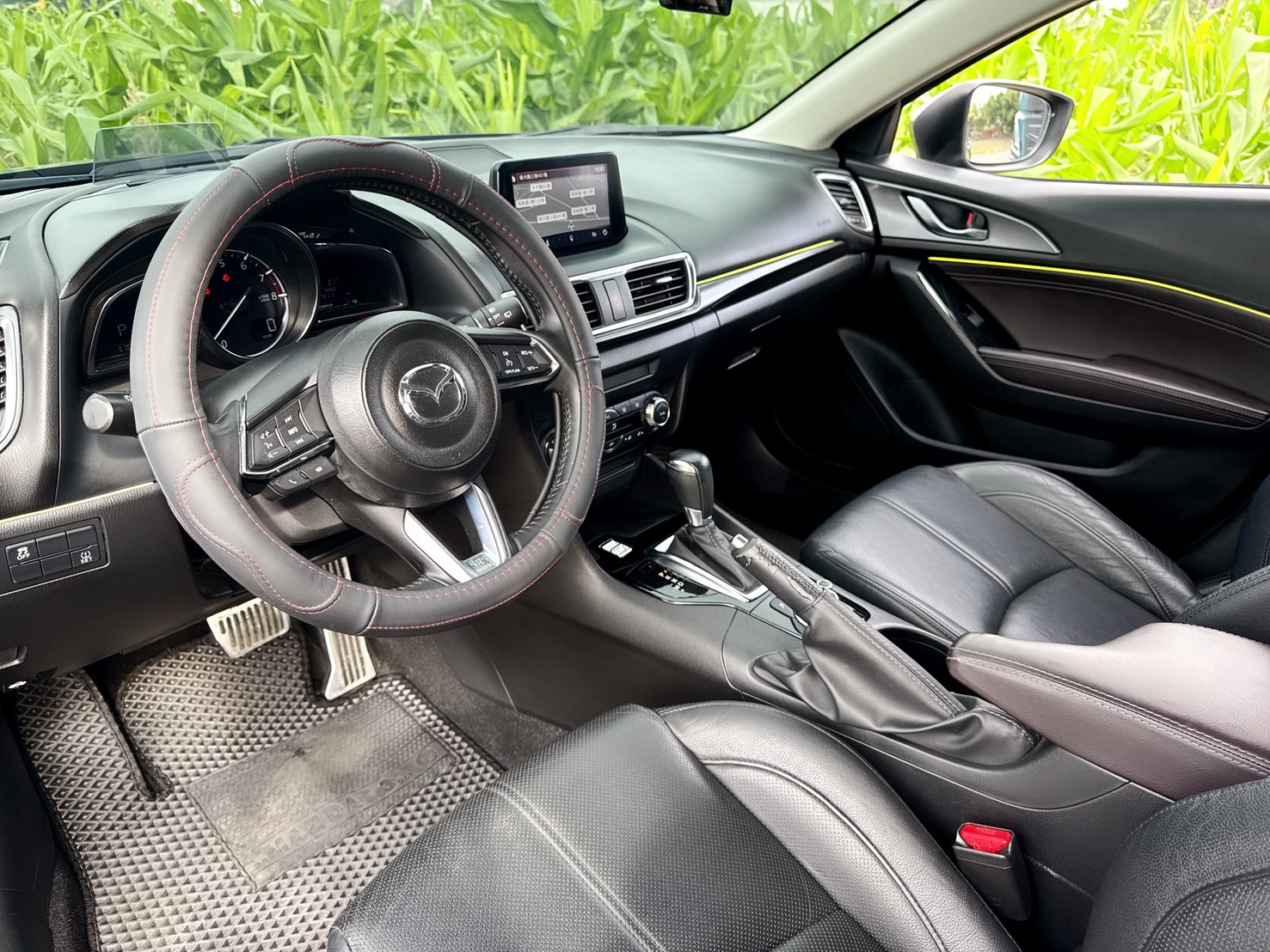 2017年 馬自達 MAZDA 3 5D  尊榮安全版~運動型黑化外觀  環艙式氣氛燈+閥門控制系統  安全+科技+動感+性能一應俱全  車身流線外型+熱血帥氣車款首選  第11張相片