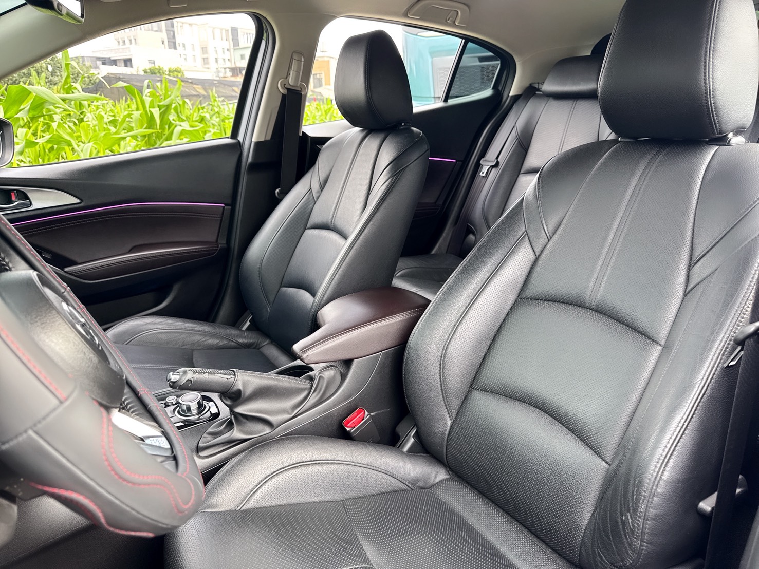 2017年 馬自達 MAZDA 3 5D  尊榮安全版~運動型黑化外觀  環艙式氣氛燈+閥門控制系統  安全+科技+動感+性能一應俱全  車身流線外型+熱血帥氣車款首選  第12張相片