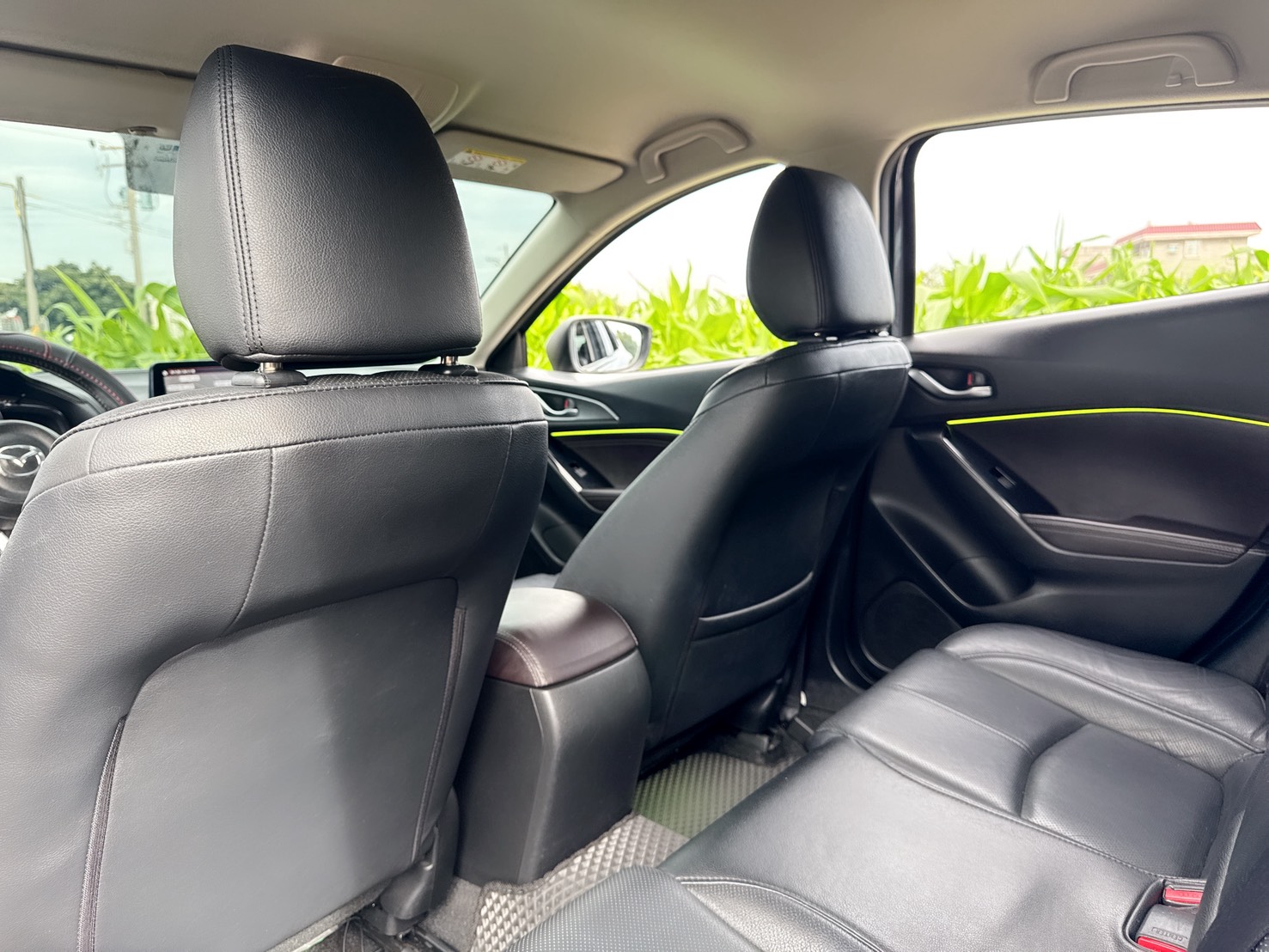 2017年 馬自達 MAZDA 3 5D  尊榮安全版~運動型黑化外觀  環艙式氣氛燈+閥門控制系統  安全+科技+動感+性能一應俱全  車身流線外型+熱血帥氣車款首選  第13張相片