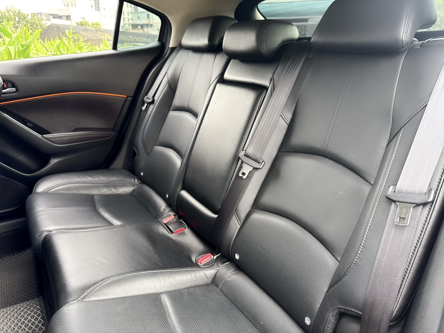 2017年 馬自達 MAZDA 3 5D  尊榮安全版~運動型黑化外觀  環艙式氣氛燈+閥門控制系統  安全+科技+動感+性能一應俱全  車身流線外型+熱血帥氣車款首選  第14張相片