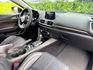 2017年 馬自達 MAZDA 3 5D  尊榮安全版~運動型黑化外觀  環艙式氣氛燈+閥門控制系統  安全+科技+動感+性能一應俱全  車身流線外型+熱血帥氣車款首選  第15張縮圖