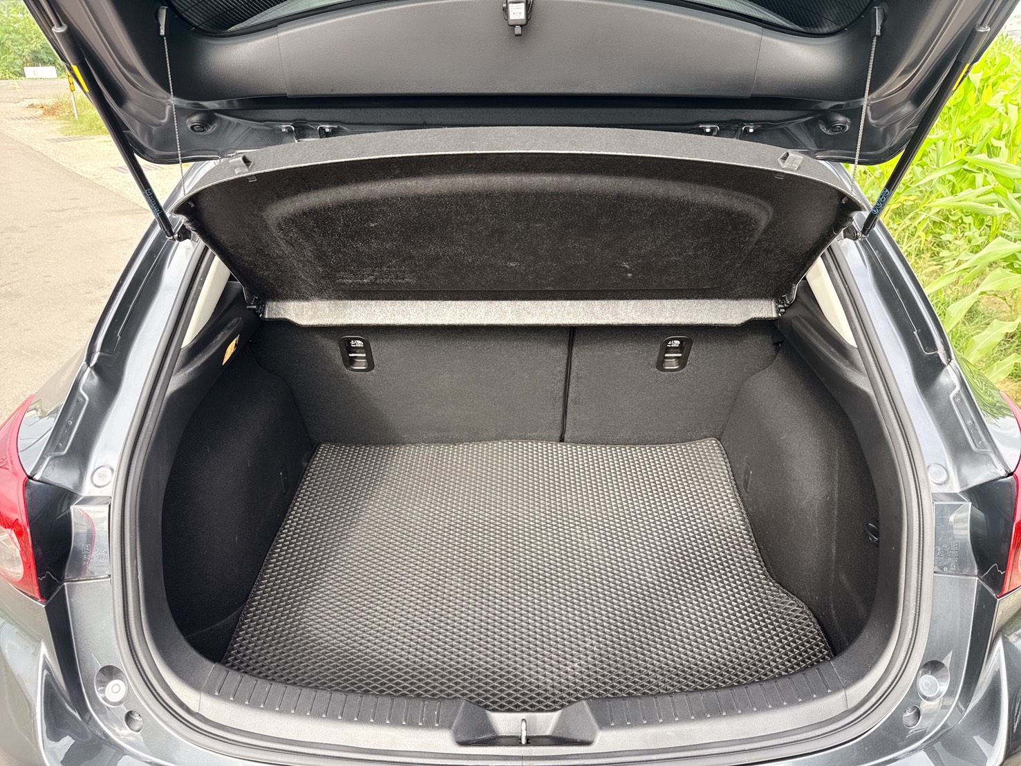 2017年 馬自達 MAZDA 3 5D  尊榮安全版~運動型黑化外觀  環艙式氣氛燈+閥門控制系統  安全+科技+動感+性能一應俱全  車身流線外型+熱血帥氣車款首選  第19張相片