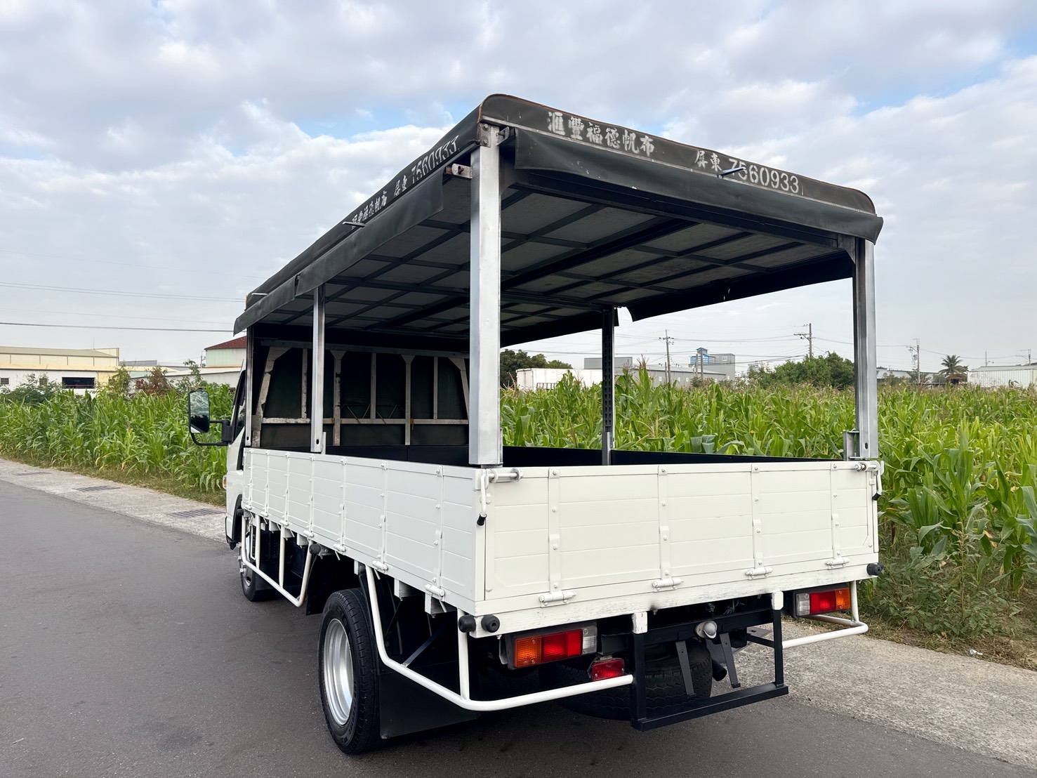 2018年 三菱 FUSO 堅達11.5尺  總重已升級5噸！免加尿素  低里程+定保完畢+五面掀帆布  初創老闆or商務運輸~第一首選  第3張相片