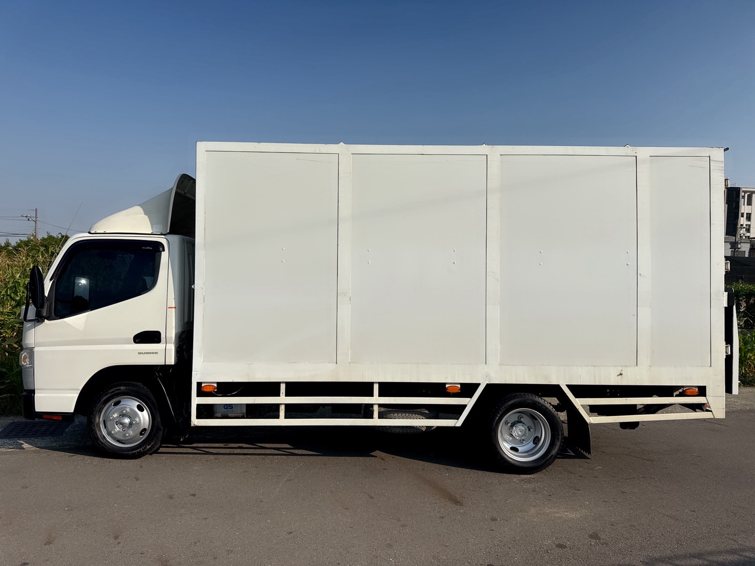 2018年 三菱 FUSO 堅達 貨車  超長軸14.5尺+總重升級『5噸』  搭載高頂塑鋁版廂+升降尾門  免加尿素~『自排』車型好駕馭  第5張相片