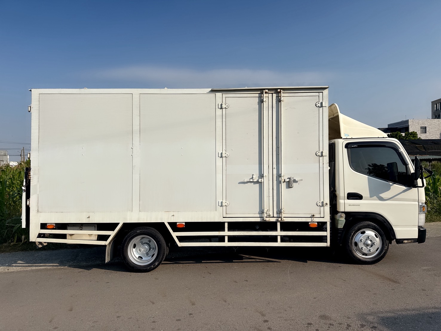 2018年 三菱 FUSO 堅達 貨車  超長軸14.5尺+總重升級『5噸』  搭載高頂塑鋁版廂+升降尾門  免加尿素~『自排』車型好駕馭  第6張相片